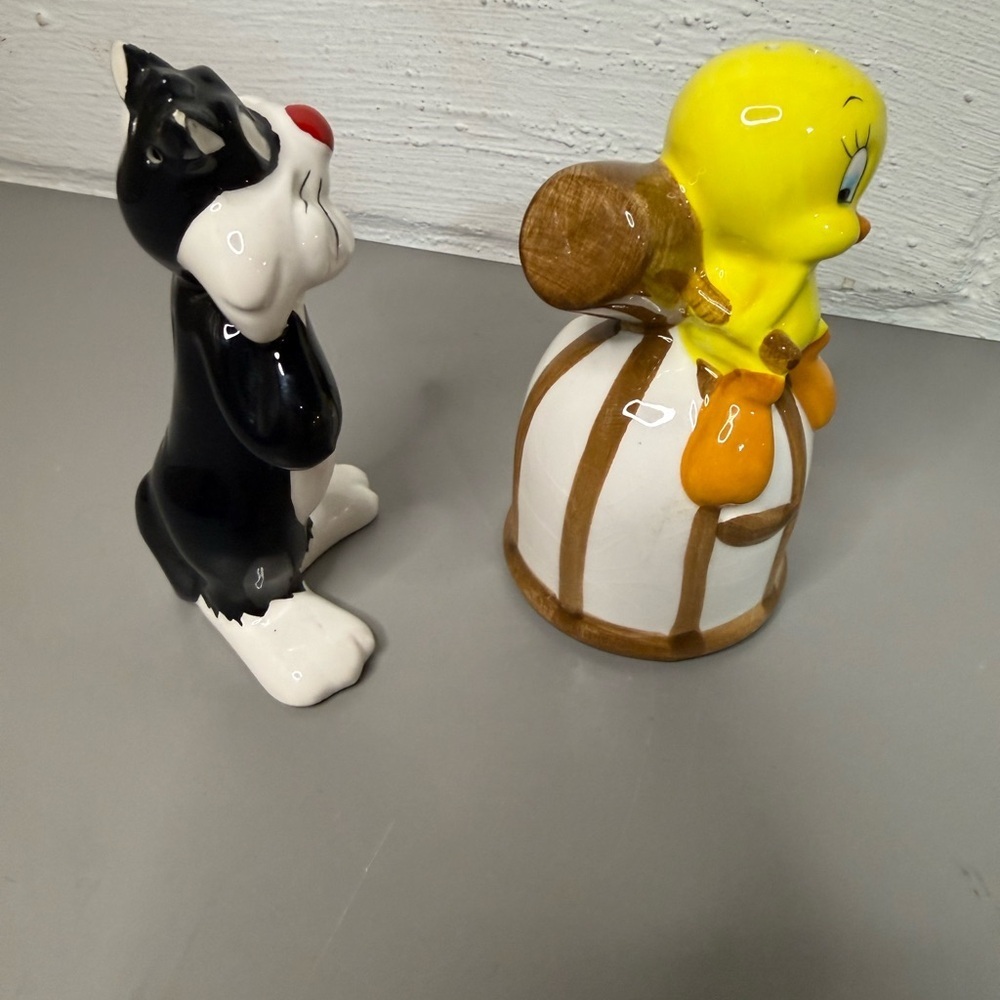 Sylvester & Tweety Salt & Pepper Shakers Warner Bros. 1993 - Picture 3 of 6